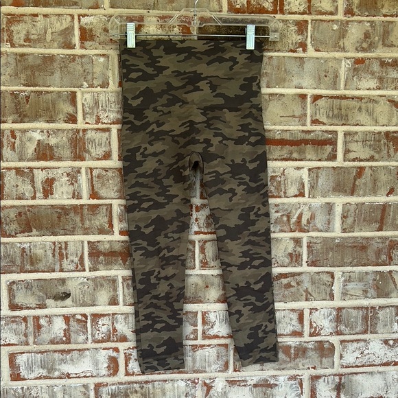 Spanx Look At Me Now Camouflage  Stretchy Crop Leggings - Picture 1 of 5